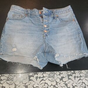 Womans shorts size 28/6. Universal threads, vintage midi